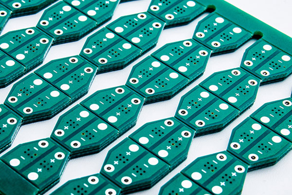 What role can the via hole (PTH) of the 2-layer aluminum substrate PCB play?