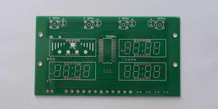 What are the requirements regarding the spacing of printed circuit board wires?